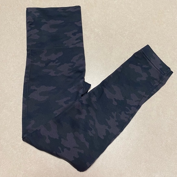 Spanx Leggings Women’s Size Large Black Camo Look at Me Now Seamless Leggings - Picture 3 of 9